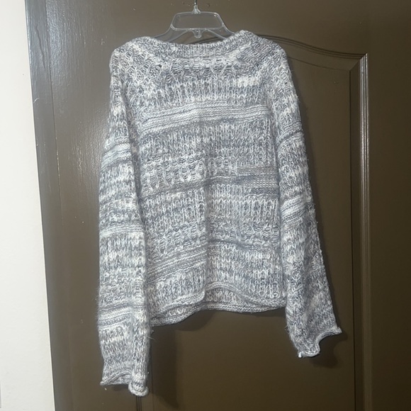 Universal Thread Sweater - Picture 4 of 5